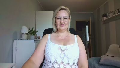 EmillyLove live cam on Cam4