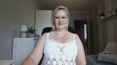 EmillyLove live cam on Cam4