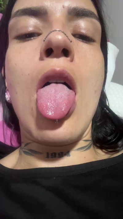 EmmaHerby live cam on Cam4