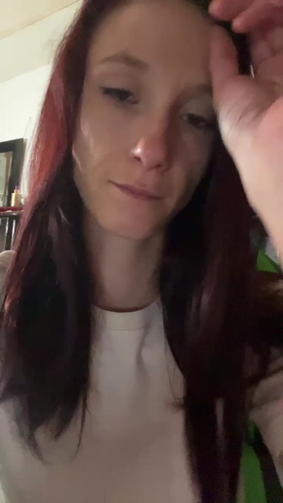 Emmihugs19 live cam on Cam4