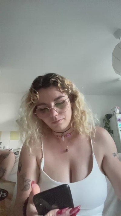 Emy_2002 live cam on Cam4