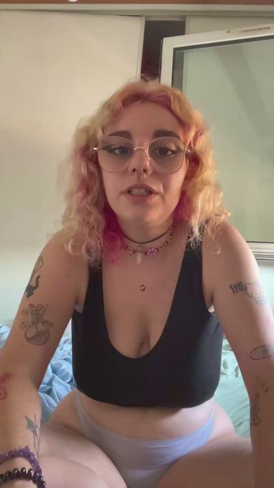 Emy_2002 live cam on Cam4