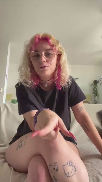 Emy_2002 live cam on Cam4