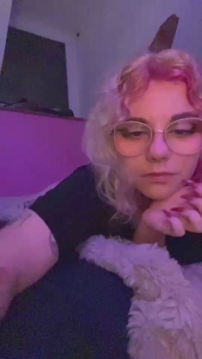Emy_2002 live cam on Cam4