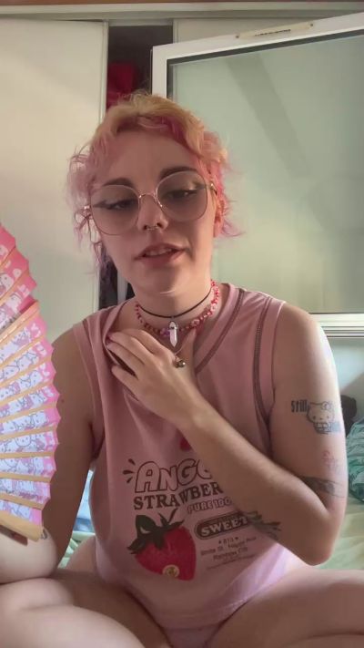 Emy_2002 live cam on Cam4