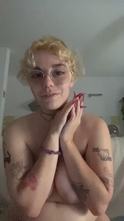 Emy_2002 live cam on Cam4