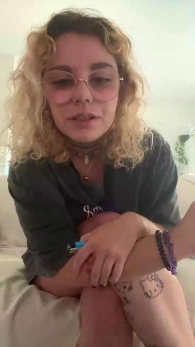 Emy_2002 live cam on Cam4