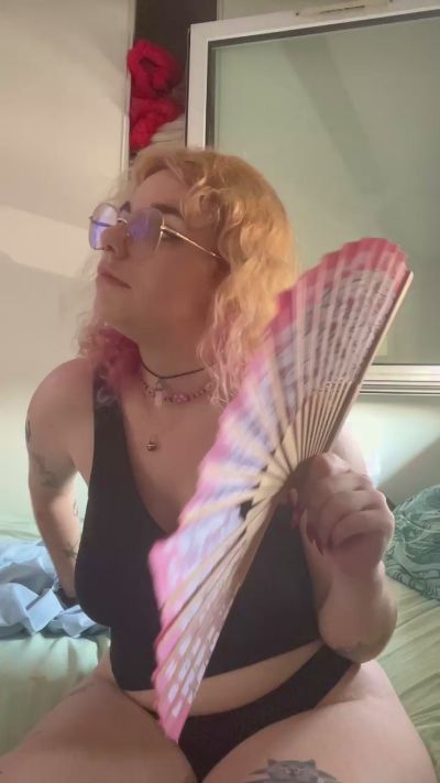 Emy_2002 live cam on Cam4