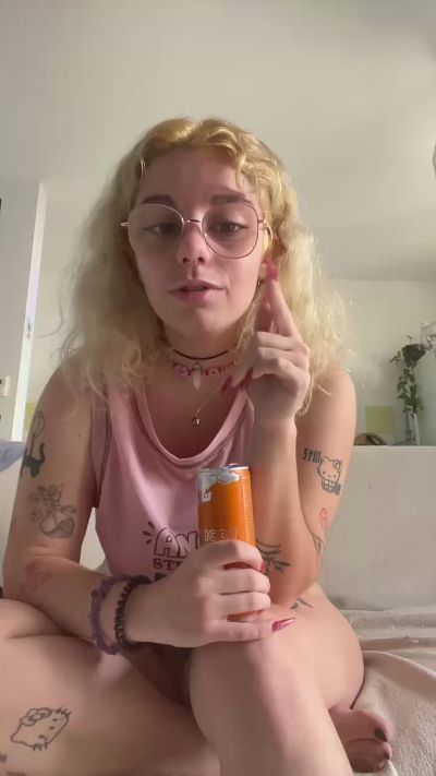 Emy_2002 live cam on Cam4