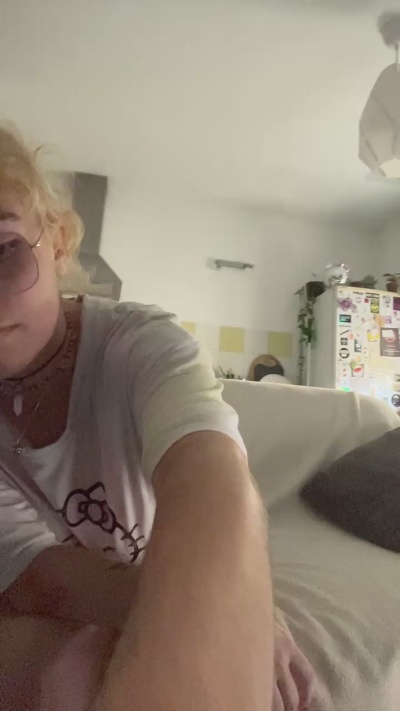 Emy_2002 live cam on Cam4