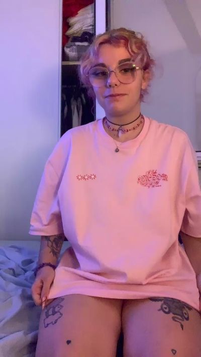 Emy_2002 live cam on Cam4