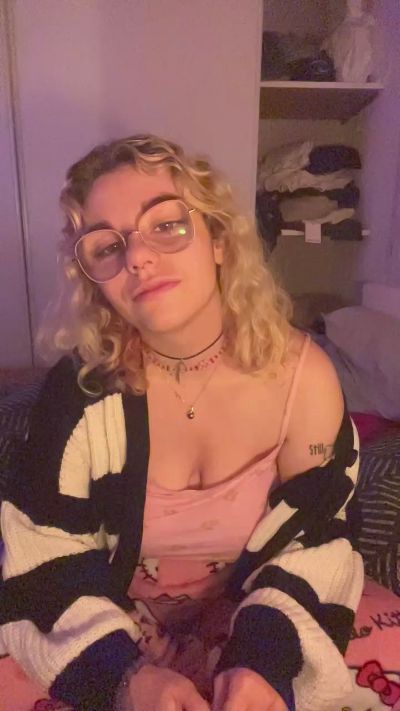 Emy_2002 live cam on Cam4