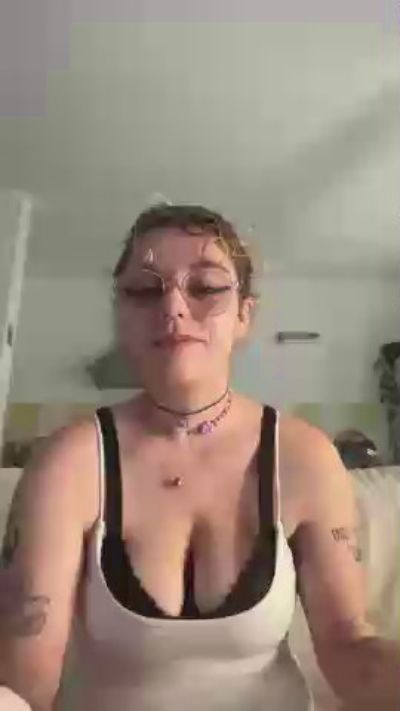 Emy_2002 live cam on Cam4