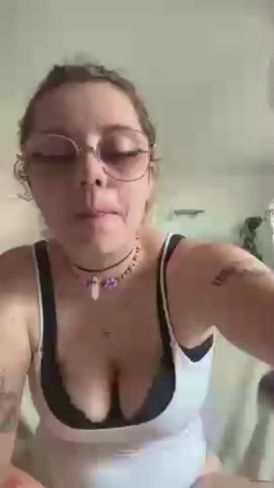 Emy_2002 live cam on Cam4