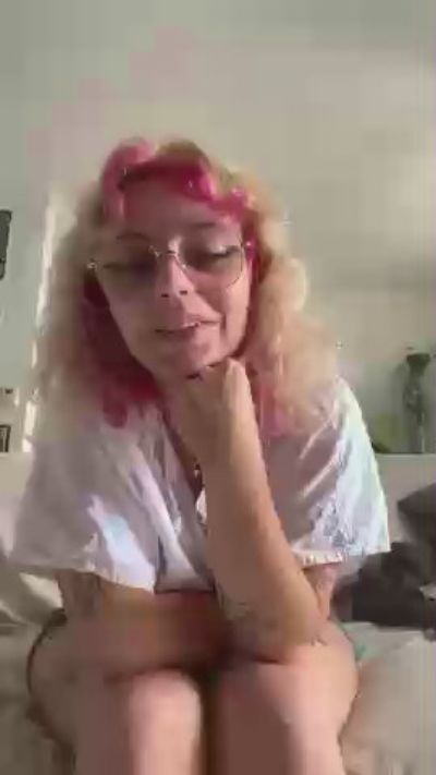 Emy_2002 live cam on Cam4