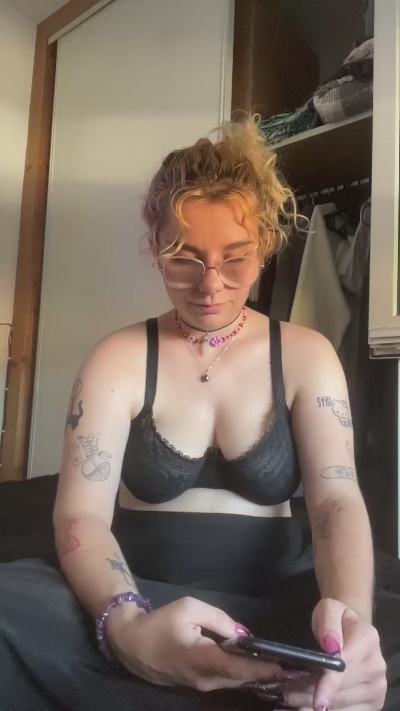Emy_2002 live cam on Cam4