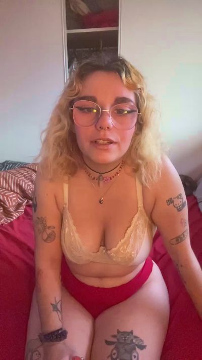 Emy_2002 live cam on Cam4