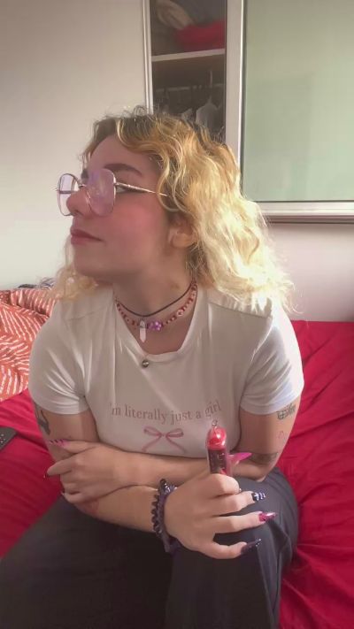 Emy_2002 live cam on Cam4