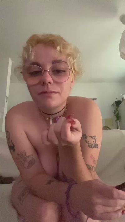 Emy_2002 live cam on Cam4