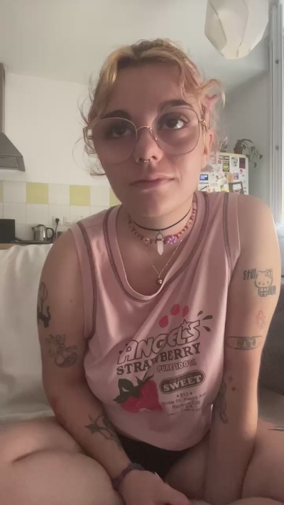 Emy_2002 live cam on Cam4