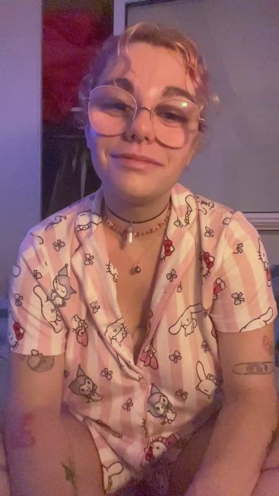 Emy_2002 live cam on Cam4