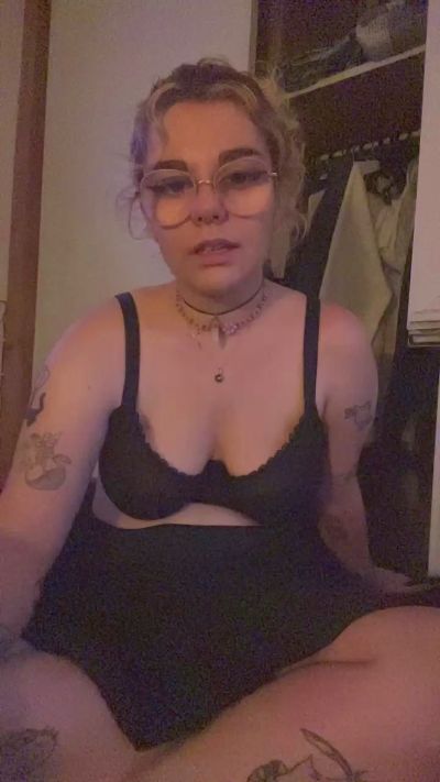 Emy_2002 live cam on Cam4