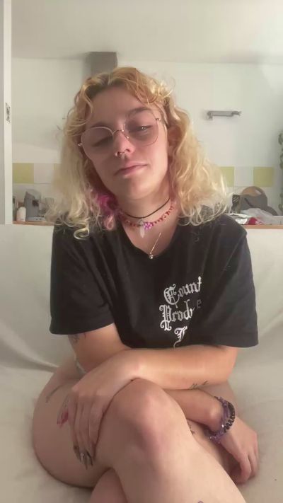 Emy_2002 live cam on Cam4