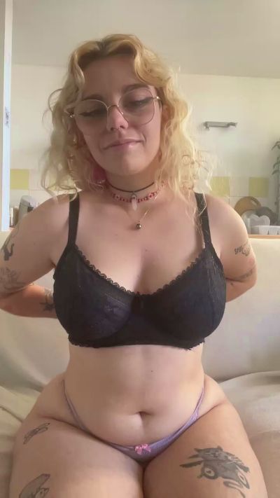 Emy_2002 live cam on Cam4