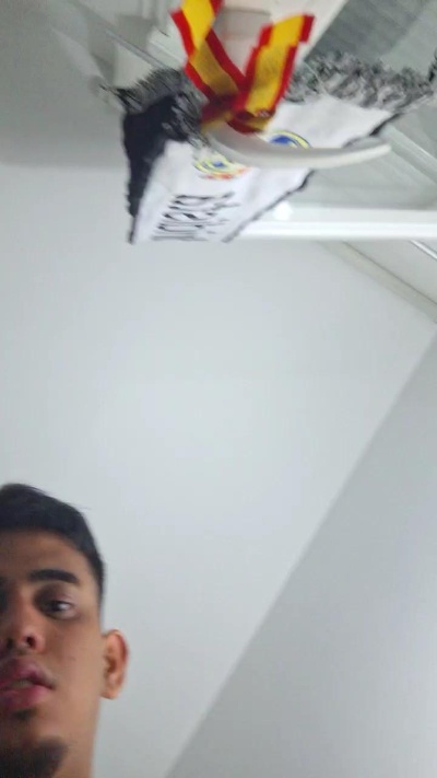 Enriquevk20 live cam on Cam4