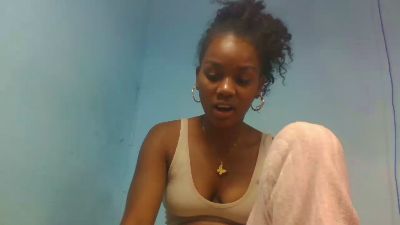 Esmeralda28 live cam on Cam4