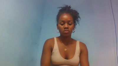 Esmeralda28 live cam on Cam4