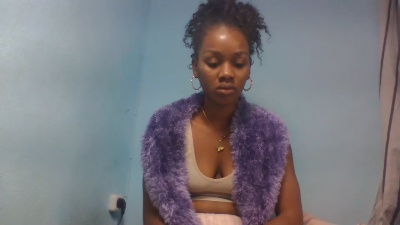 Esmeralda28 live cam on Cam4