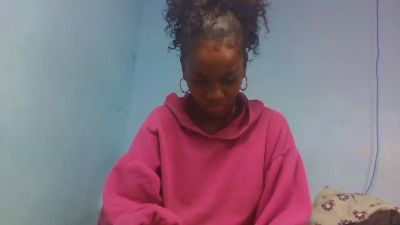Esmeralda28 live cam on Cam4