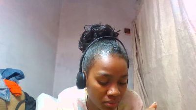 Esmeralda28 live cam on Cam4
