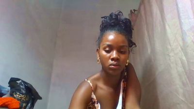 Esmeralda28 live cam on Cam4