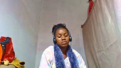 Esmeralda28 live cam on Cam4