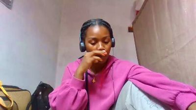 Esmeralda28 live cam on Cam4