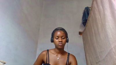 Esmeralda28 live cam on Cam4