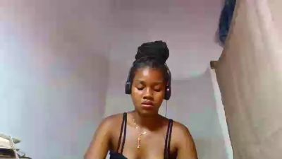 Esmeralda28 live cam on Cam4