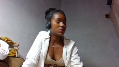 Esmeralda28 live cam on Cam4