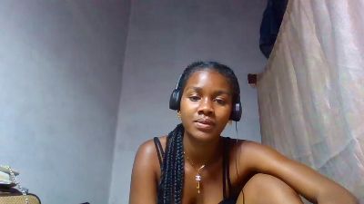 Esmeralda28 live cam on Cam4
