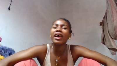 Esmeralda28 live cam on Cam4