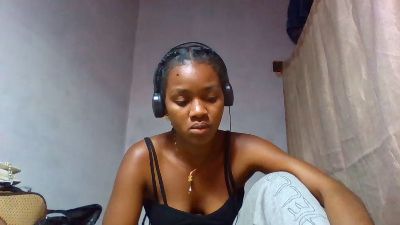 Esmeralda28 live cam on Cam4