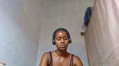 Esmeralda28 live cam on Cam4