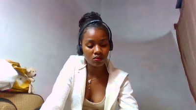 Esmeralda28 live cam on Cam4