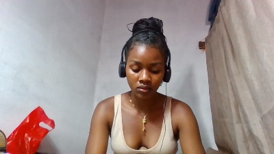 Esmeralda28 live cam on Cam4