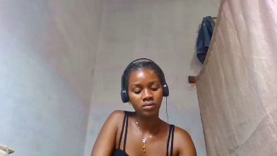 Esmeralda28 live cam on Cam4