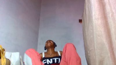 Esmeralda28 live cam on Cam4