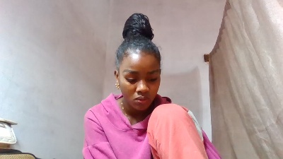 Esmeralda28 live cam on Cam4
