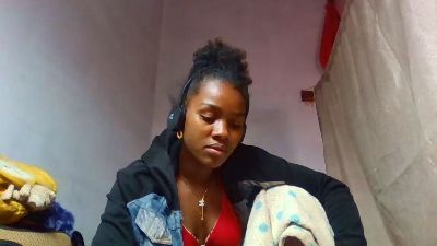 Esmeralda28 live cam on Cam4